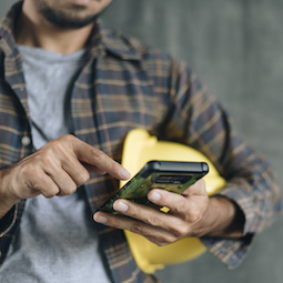 Nowy pracownik i przeklęty smartfon – jak poradzić sobie z ciągłym używaniem telefonów?