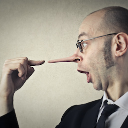 Dlaczego nie wolno wierzyć klientom na słowo? – 3 kłamstwa klientów, które ciągną Twój biznes na dno